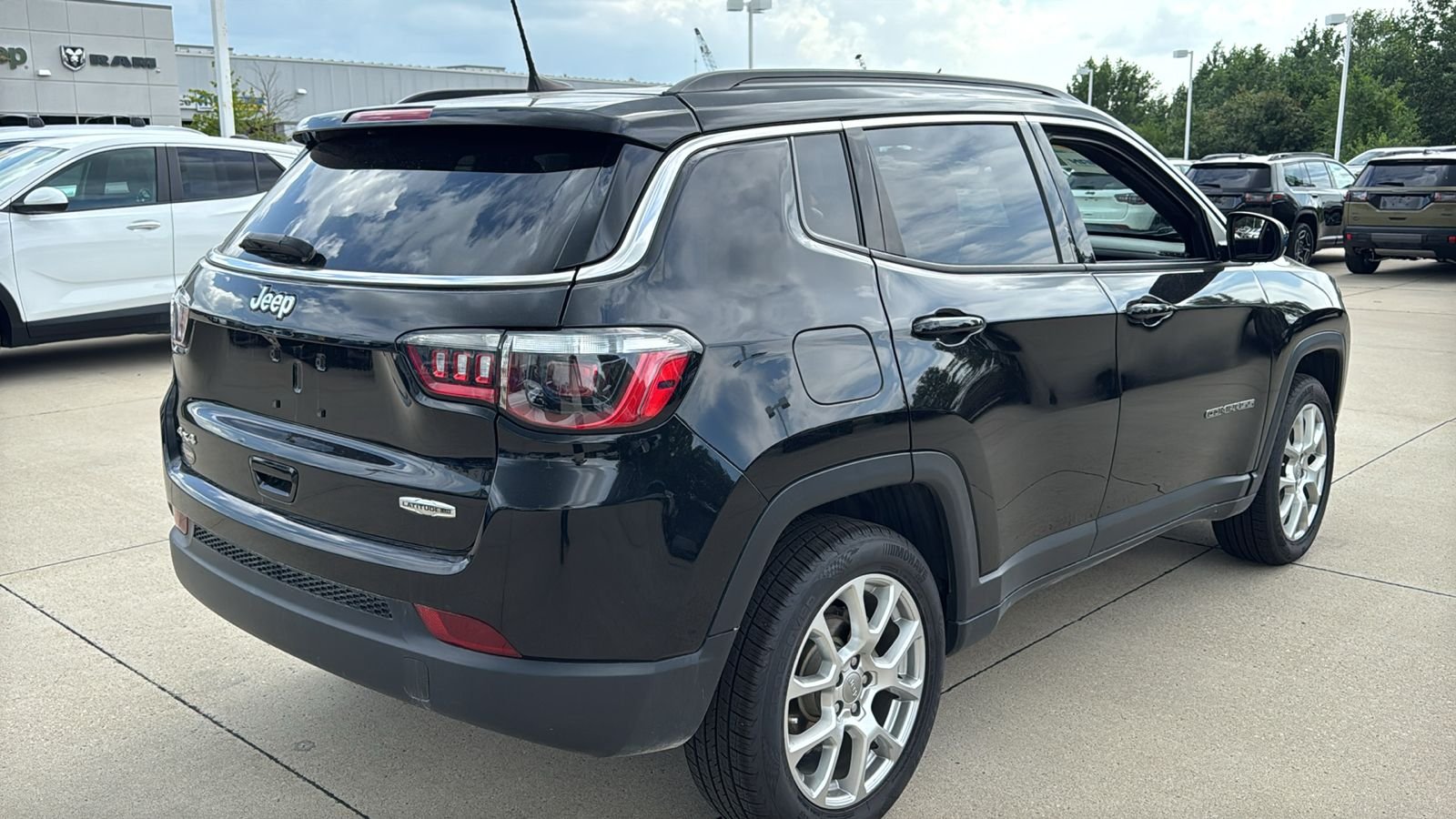 Used 2023 Black Jeep Latitude Lux image 15
