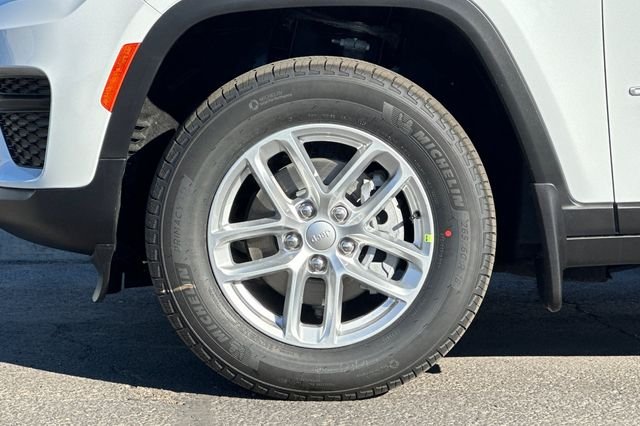 New 2025 Bright White Clear-Coat Exterior Paint Jeep Laredo X image 24