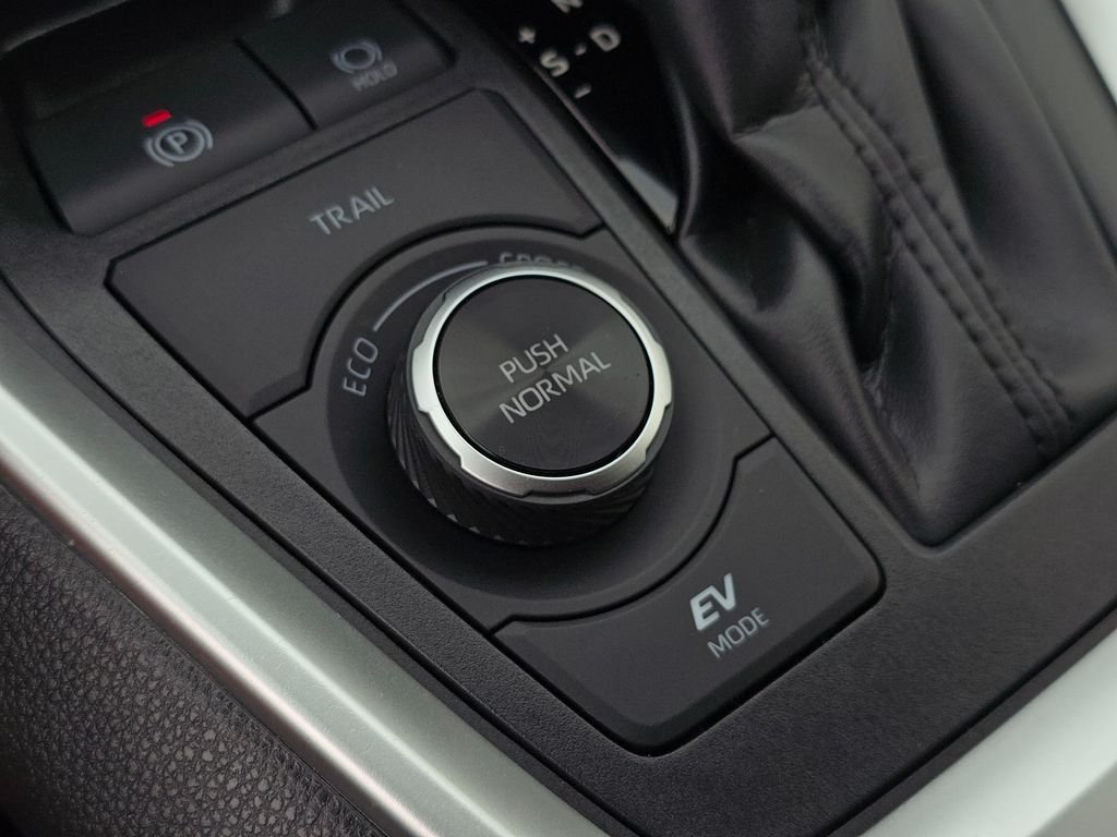 Used 2025 White Toyota LE image 32