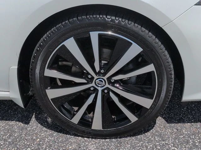 Used 2019 White Nissan 2.5 SR image 11