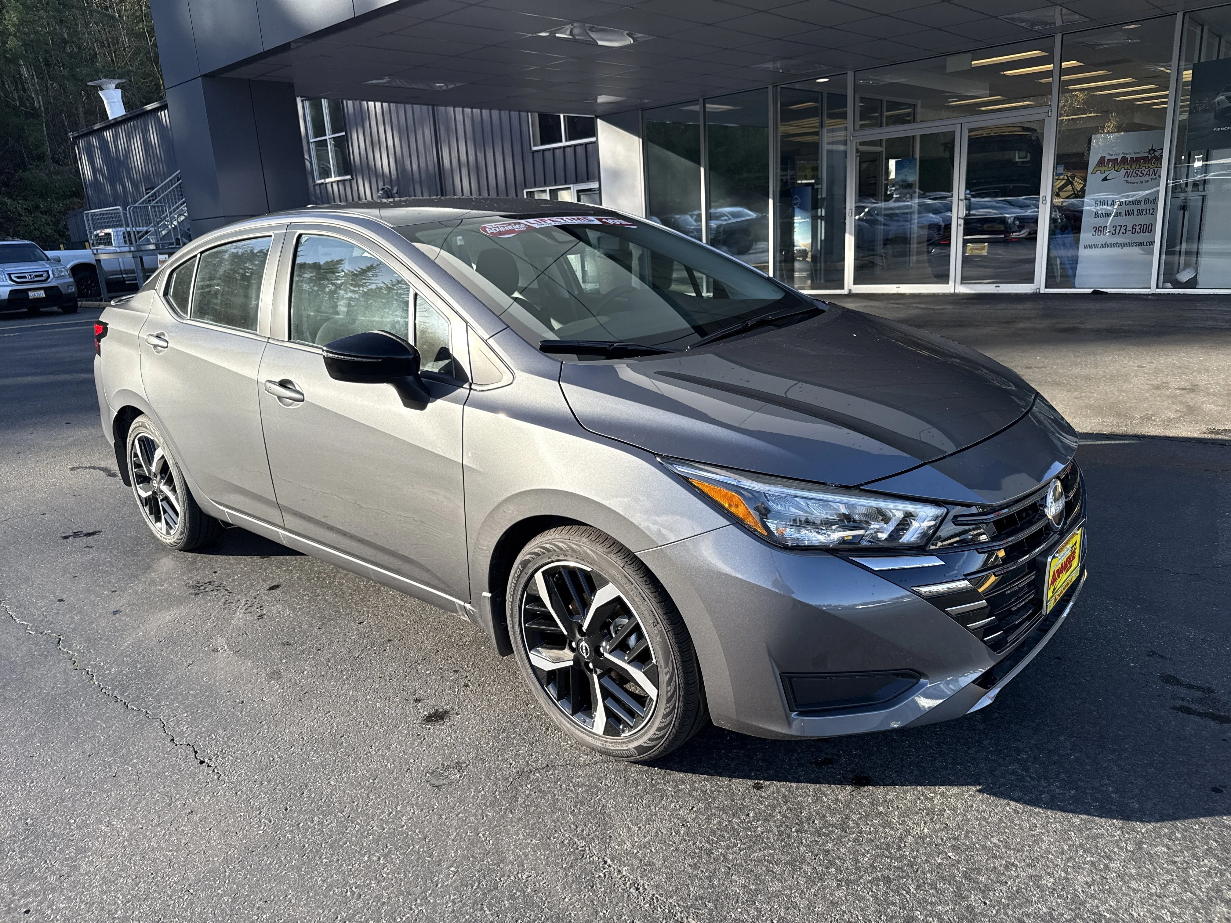 2025 Nissan Versa Sedan SR - Photo 7