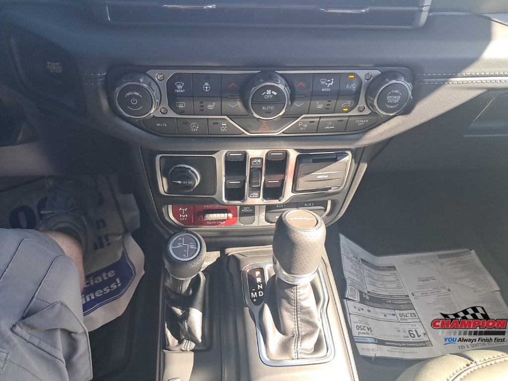 Used 2025 Gray Jeep Mojave image 31