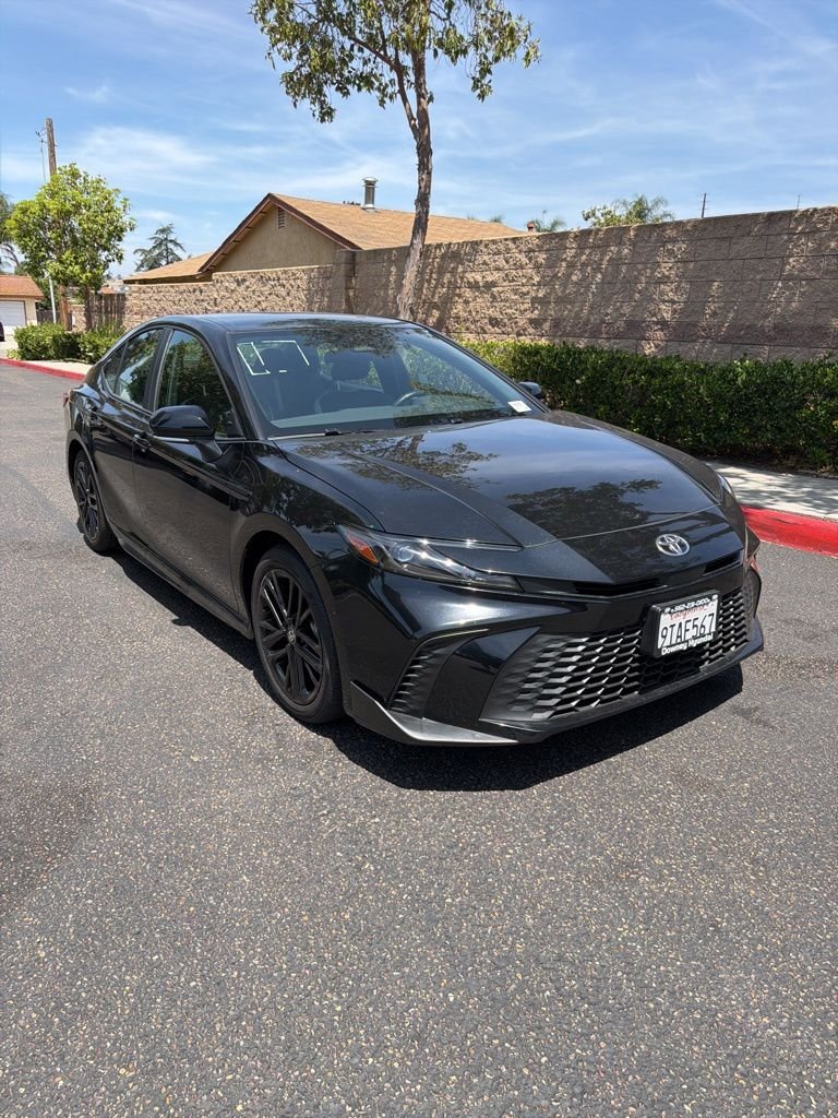 2025 Toyota Camry SE Hybrid's photo