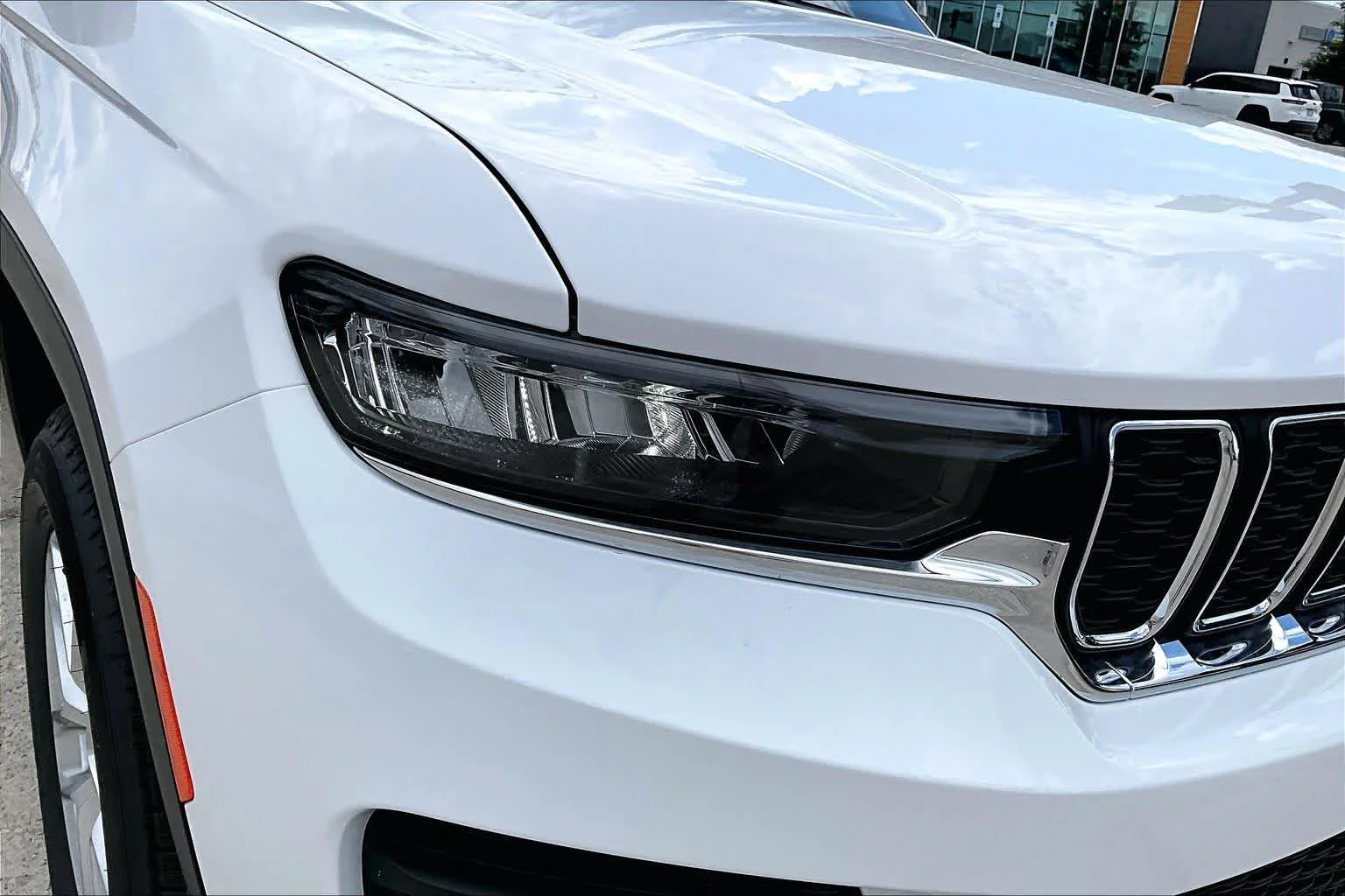 New 2026 Bright White Clear-Coat Exterior Paint Jeep Laredo image 14