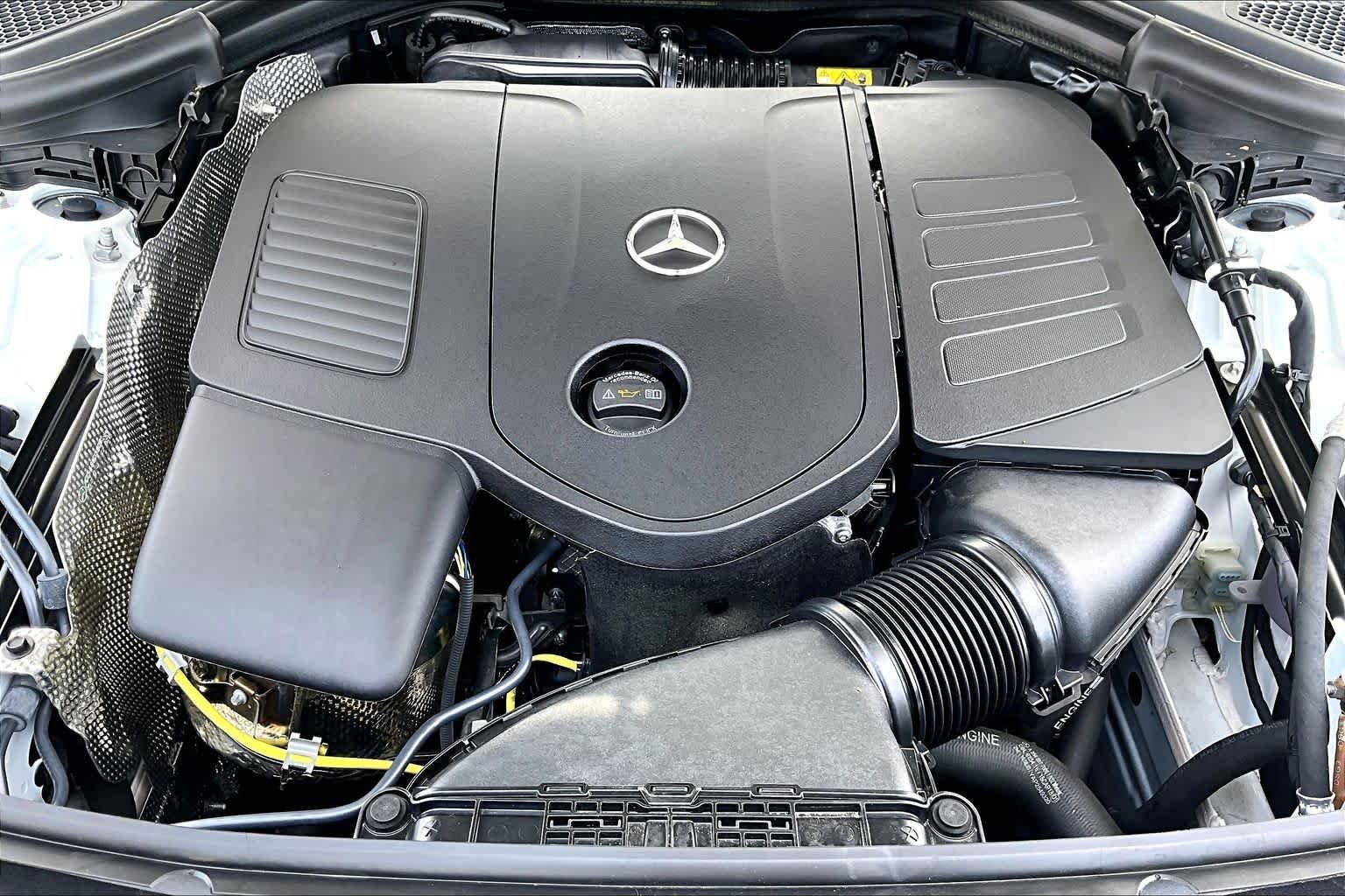 Used 2025 Polar White Mercedes-Benz GLC 300 image 33