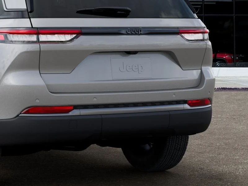 New 2026 Silver Zynith Exterior Paint Jeep Laredo Altitude image 39
