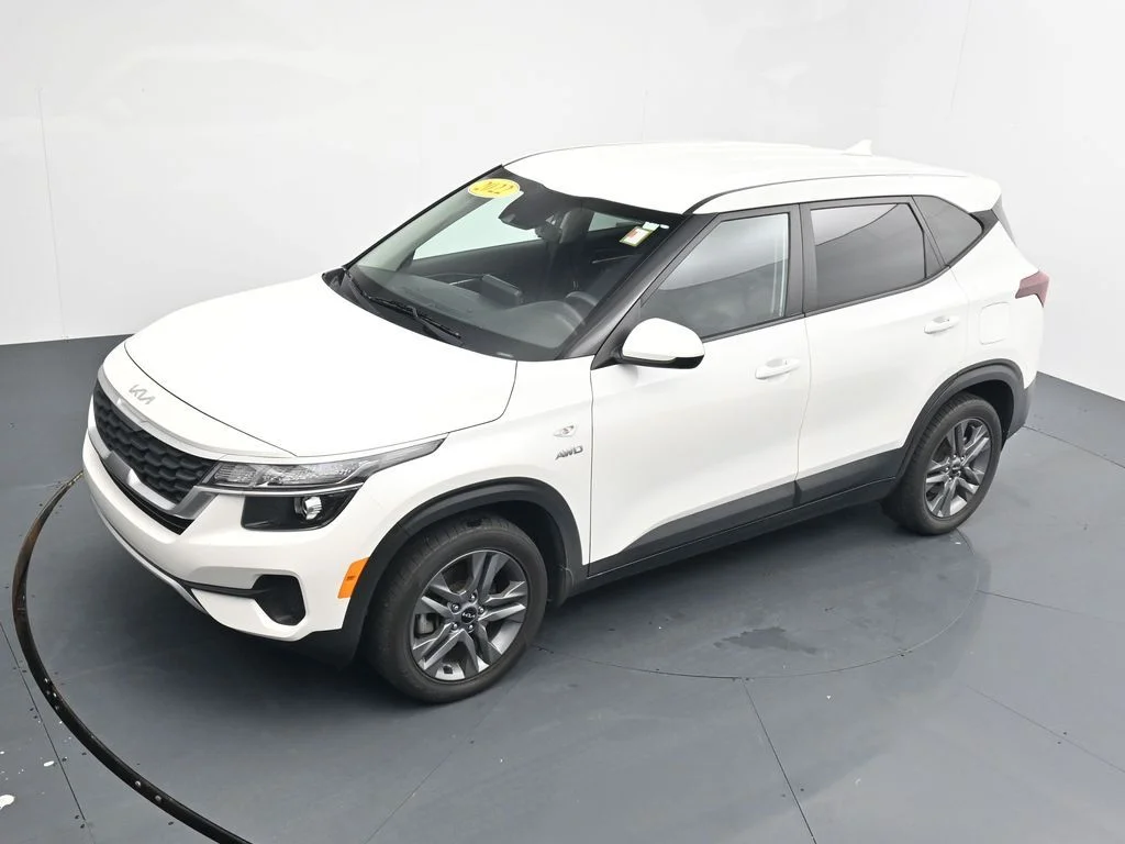 Used 2022 White Kia LX image 23