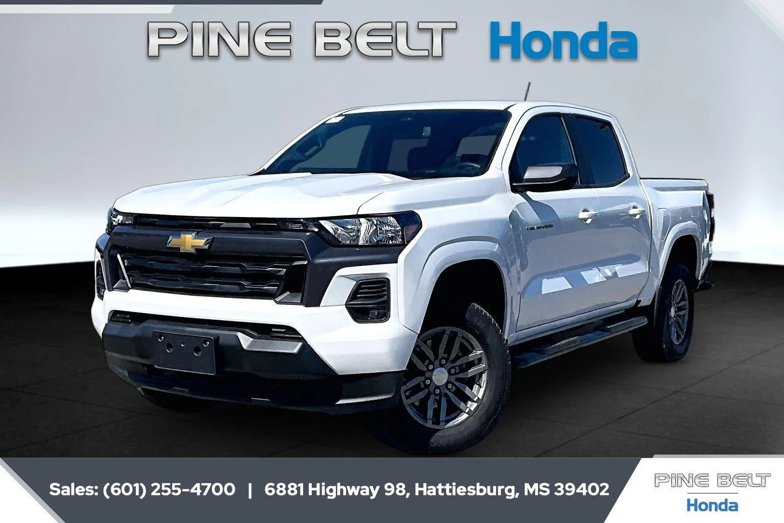 Used 2024 Summit White Chevrolet 4WD LT image 10