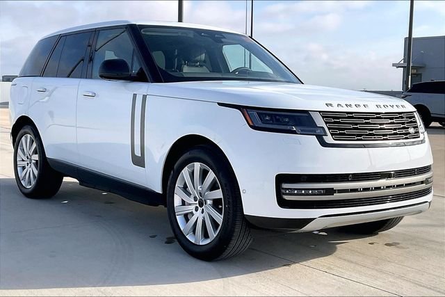 New 2026 Fuji White Land Rover SE image 2