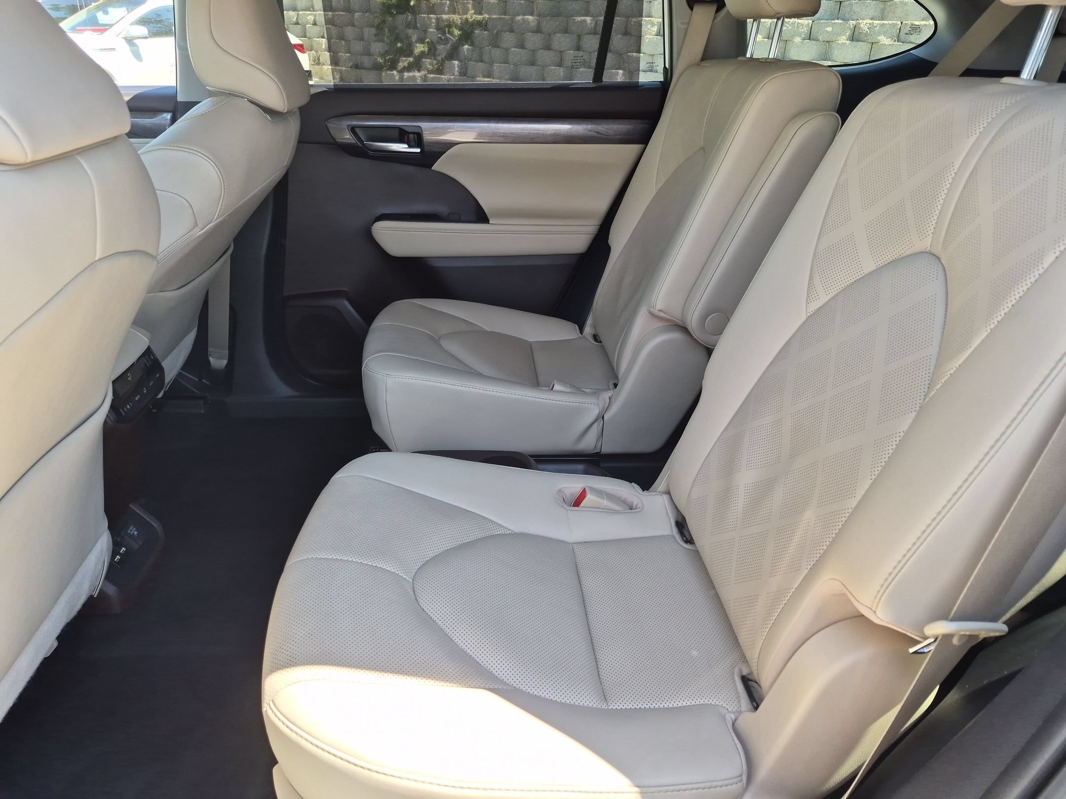 Used 2021 Blizzard Pearl Toyota Hybrid Platinum image 29