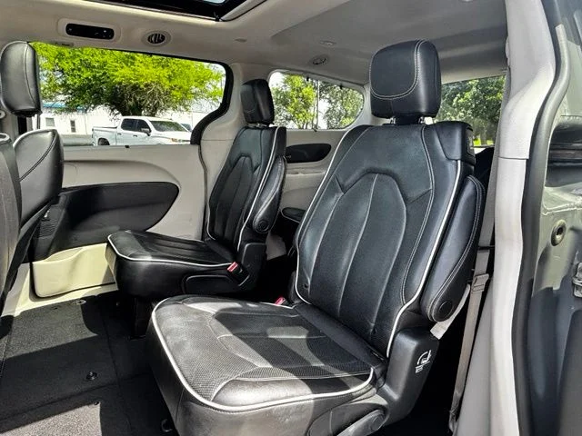 Used 2023 White Chrysler Limited image 22