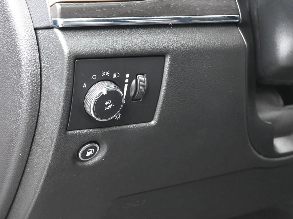 Used 2017 Diamond Black Crystal Pearlcoat Jeep Limited image 15