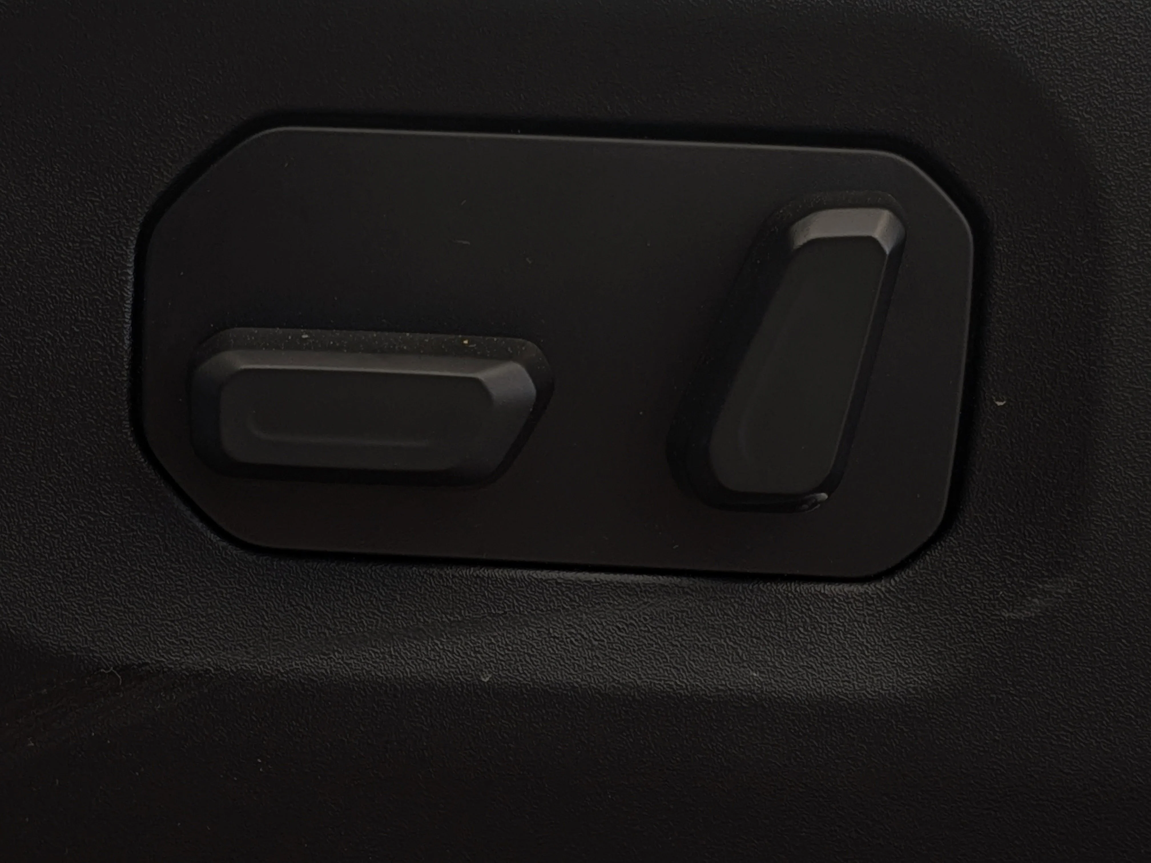 New 2026 Black Jeep Sahara - - McKinley Leather Seats - Body?Colour Hardtop - Side Steps - 3.6L Pentastar V6 & More image 13