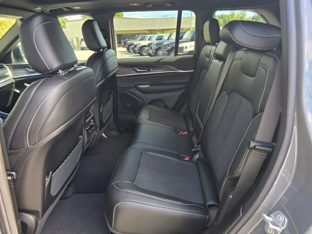 New 2027 Gray Jeep Laredo Altitude image 10