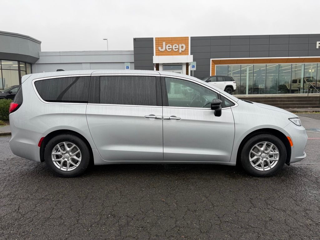 New 2026 Silver Mist Clear-Coat Exterior Paint Chrysler Select image 9
