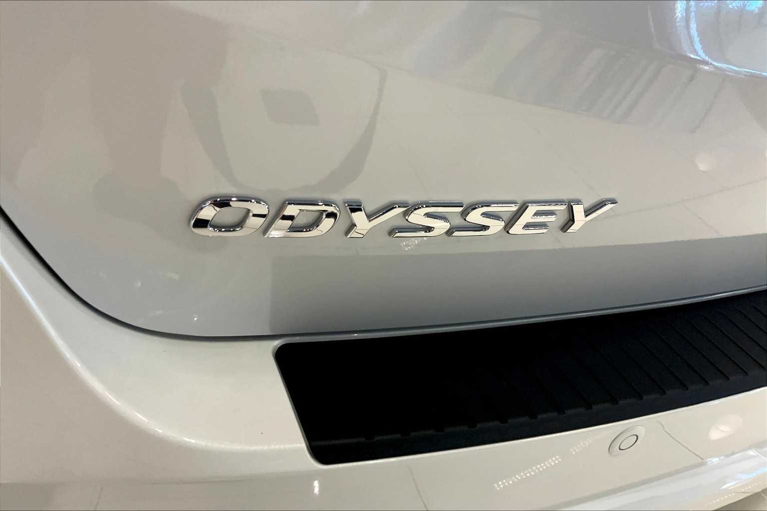 New 2026 Platinum White Pearl Honda Touring image 13