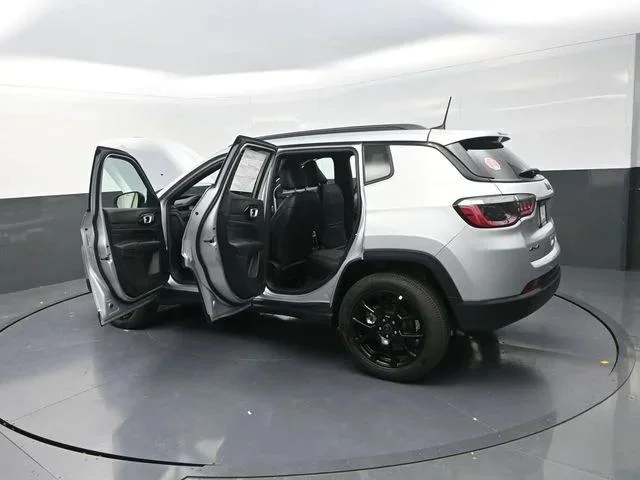 New 2026 Silver Zynith Metallic Clear-Coat Exterior Paint Jeep Latitude image 34