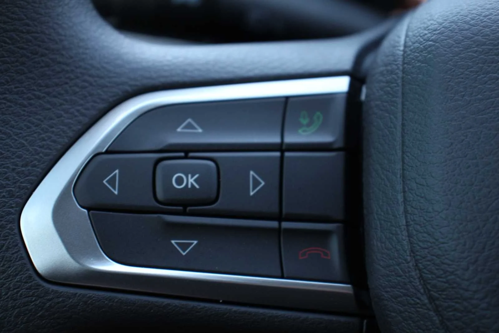 Used 2025 Diamond Black Crystal Pearlcoat Jeep Sport image 31