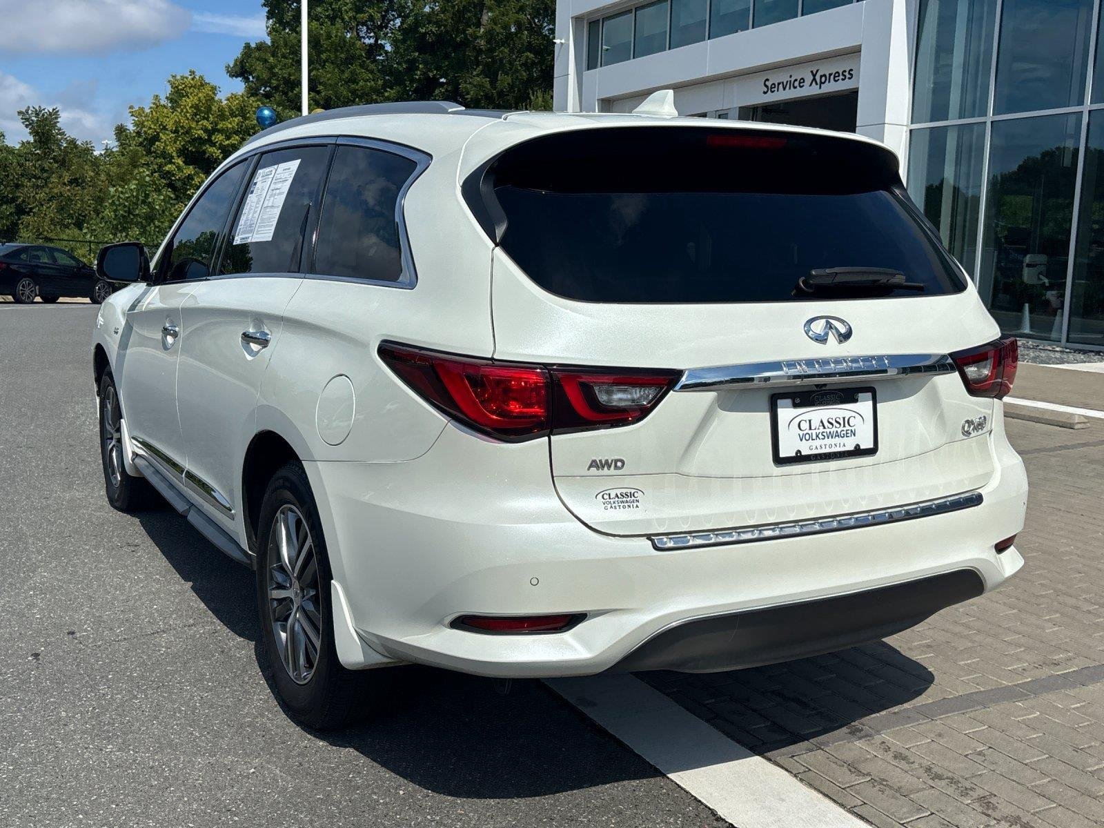 Used 2020 Majestic White INFINITI LUXE image 3