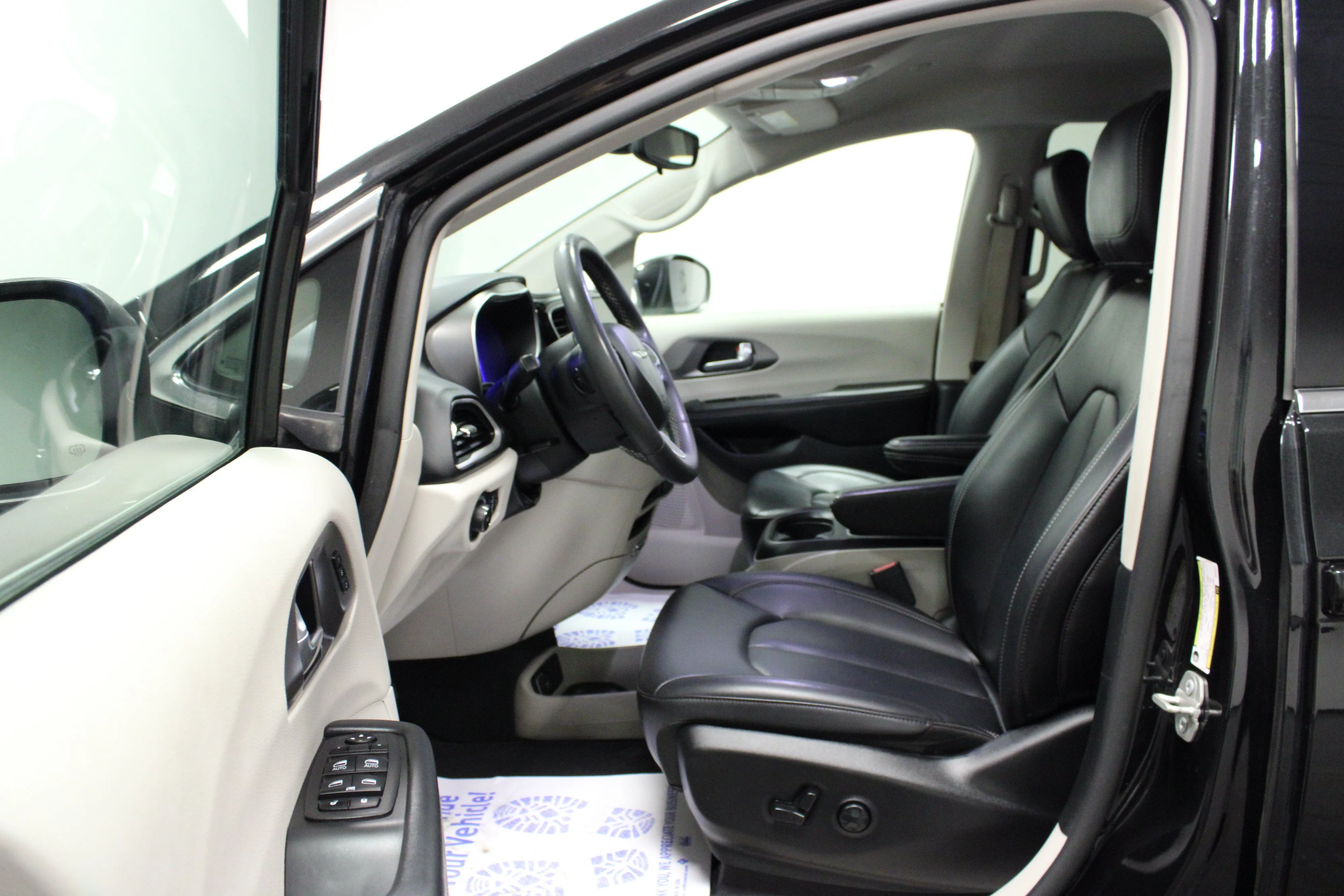 Used 2023 Brilliant Black Crystal Pearlcoat Chrysler Touring L image 12
