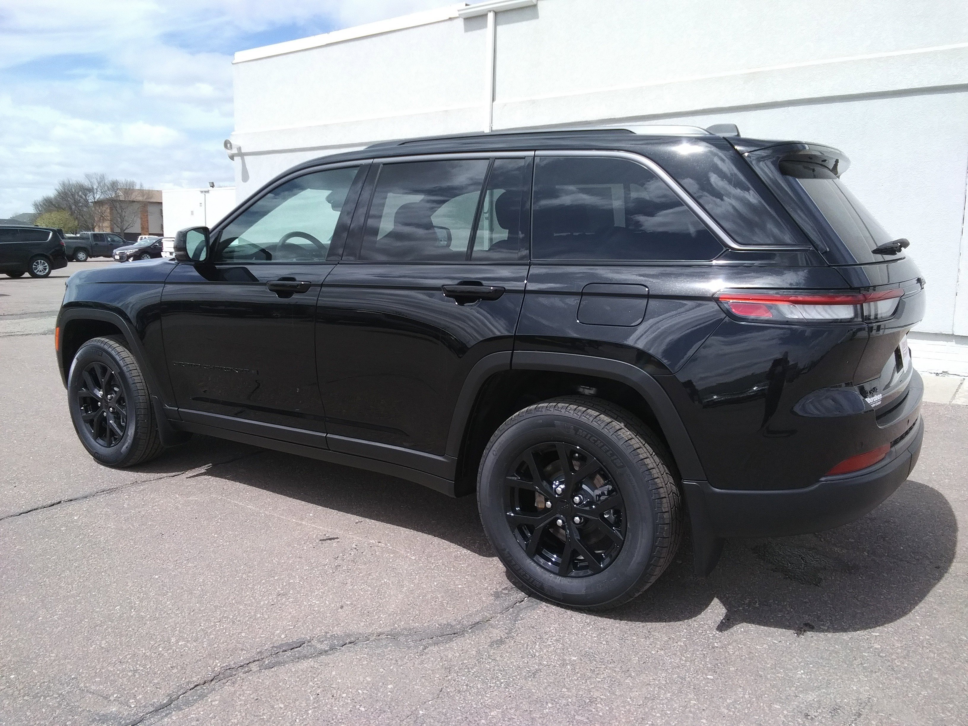 New 2026 Diamond Black Crystal Pearl-Coat Exterior Paint Jeep Altitude image 7