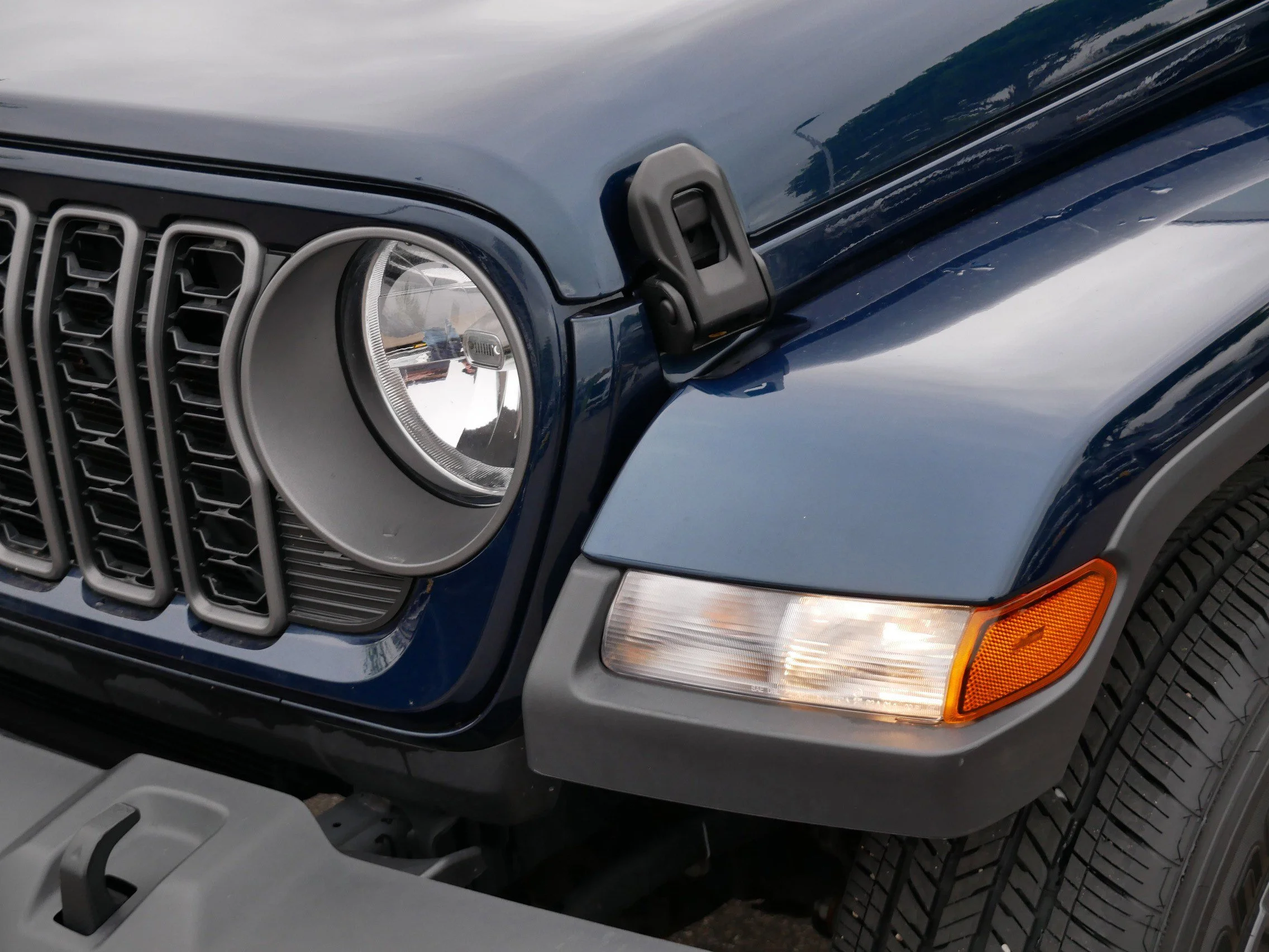 Used 2025 Fathom Blue Pearlcoat Jeep Sport S image 16