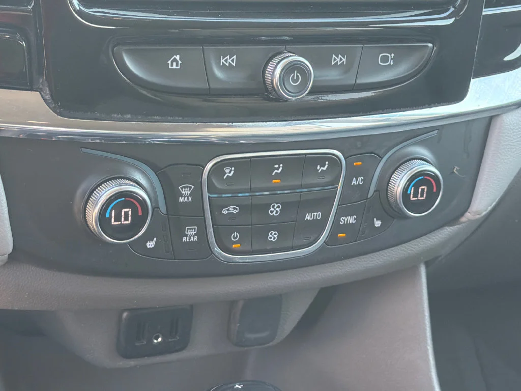 Used 2018 White Chevrolet 3LT image 32