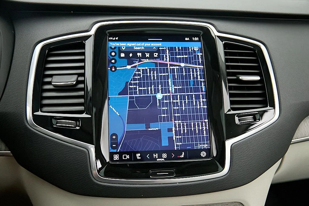 New 2023 Crystal White Volvo Plus image 33