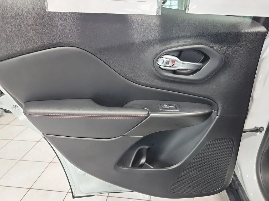 Used 2022 White Jeep Trailhawk image 31