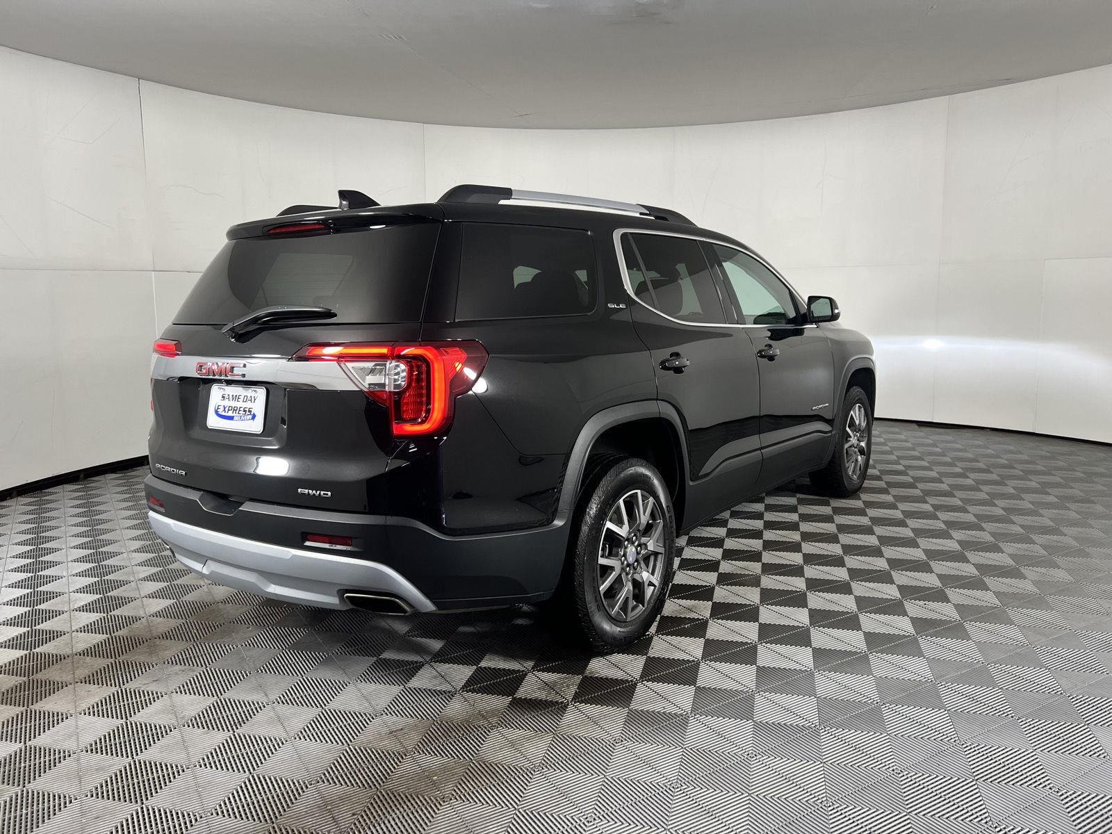 Used 2023 Ebony Twilight Metallic GMC SLE image 9