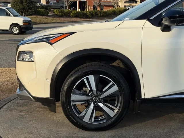 Used 2022 White Nissan Platinum image 12