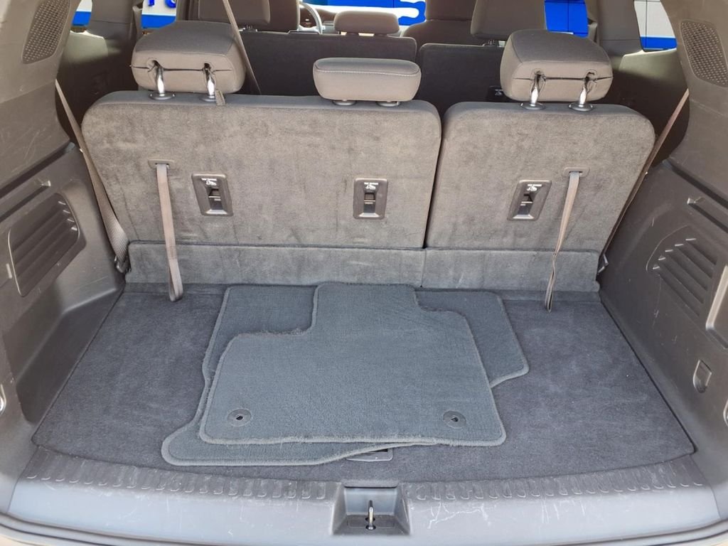 Used 2025 Summit White GMC Elevation image 25