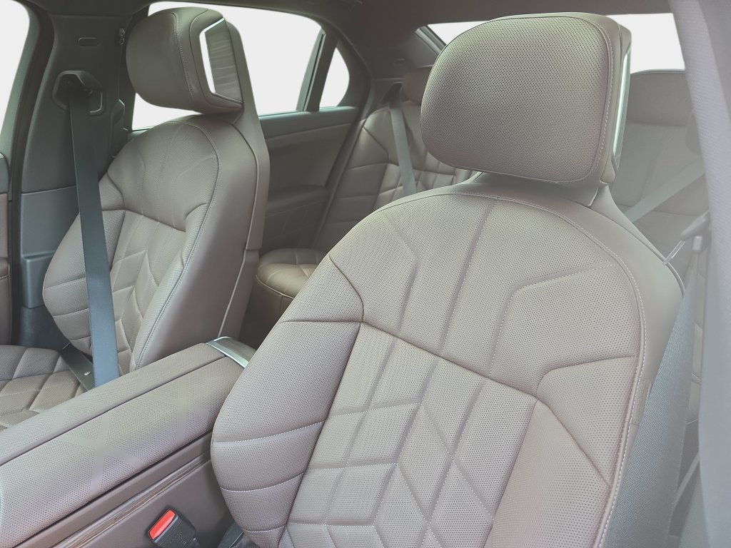 Used 2026 Alpine White BMW 760i xDrive image 18