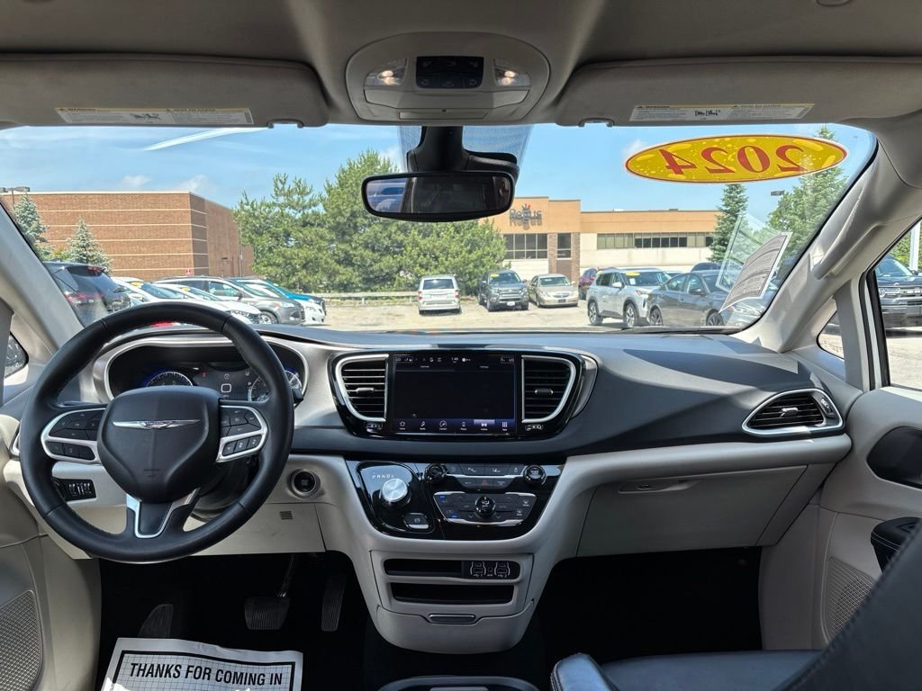 Used 2024 Silver Chrysler Touring L image 17