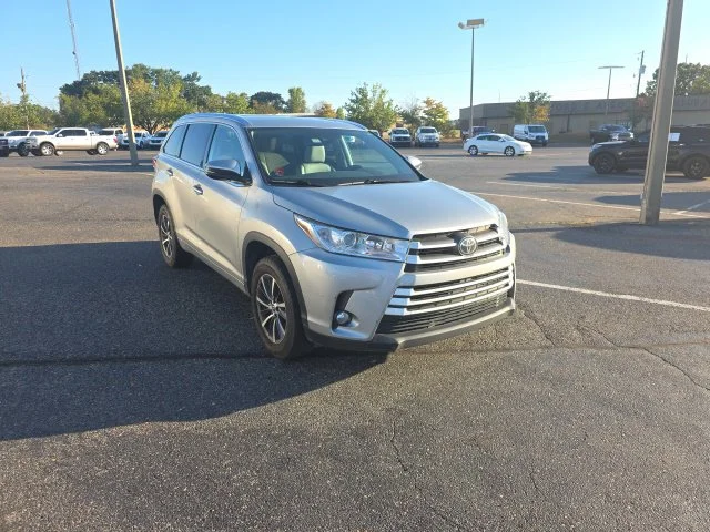 Used 2018 Silver Toyota XLE image 1