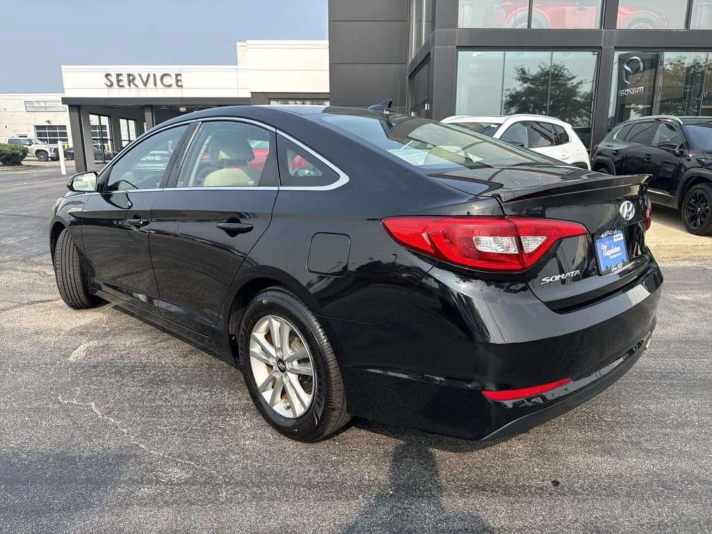 Used 2017 Black Hyundai SE image 9