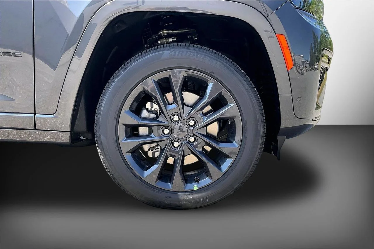 New 2026 Baltic Gray Metallic Clearcoat Jeep Limited Reserve image 32
