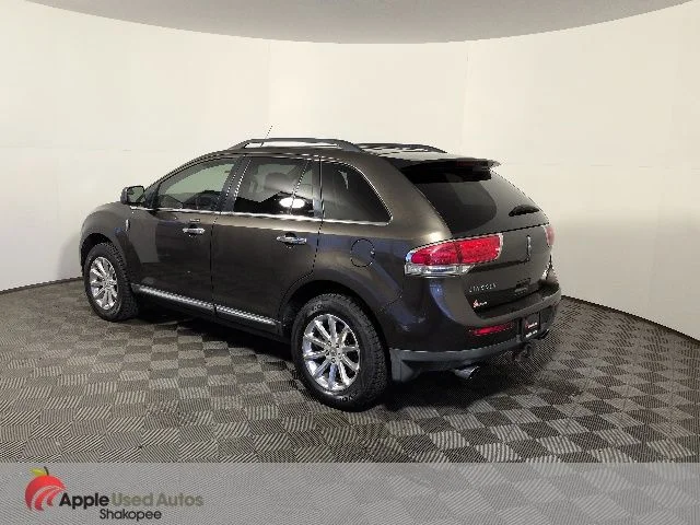 Used 2011  Lincoln Base image 4