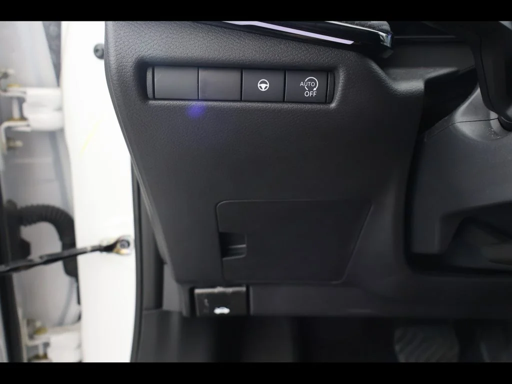 Used 2025 White Nissan SR image 25