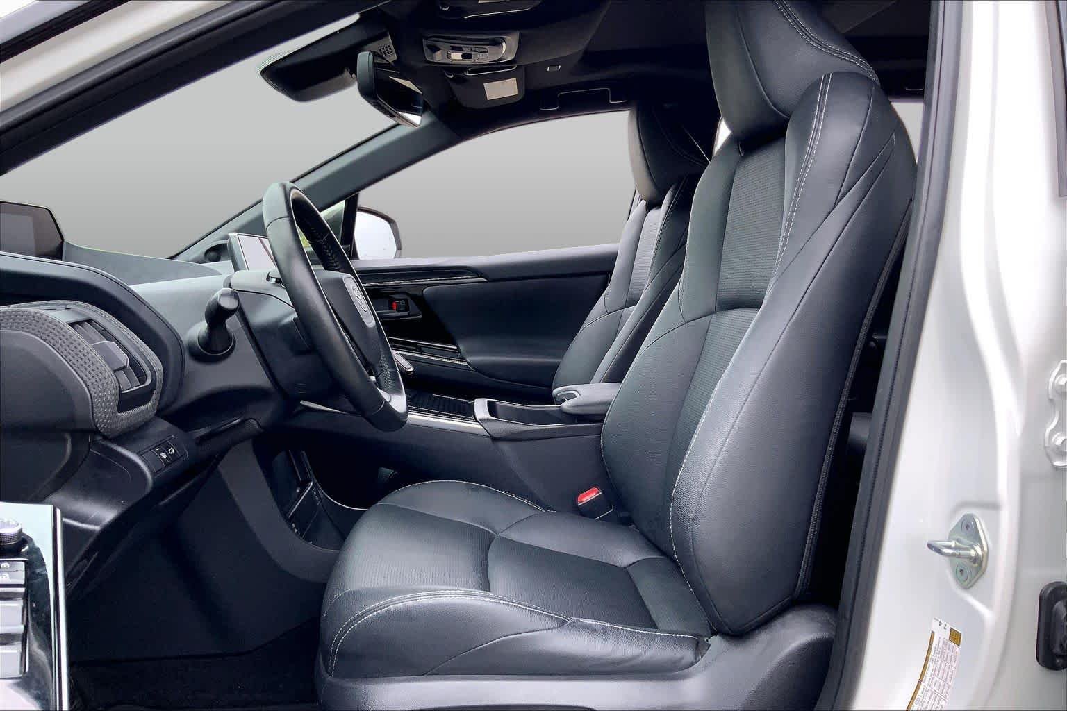 Used 2023 Wind Chill Pearl w/Black Roof Toyota Limited image 7