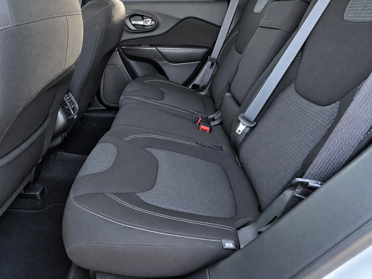 Used 2016 Bright White Jeep Latitude FWD image 25