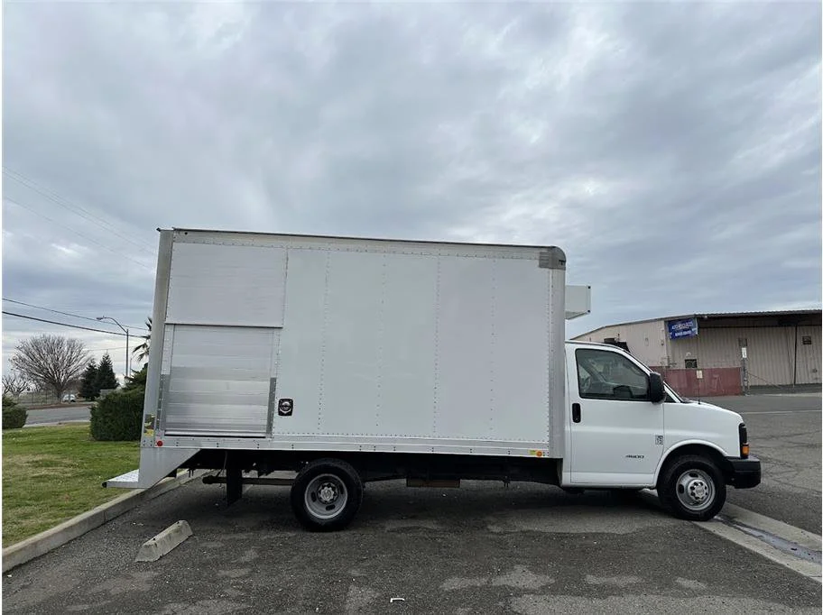 Used 2015 Summit White Chevrolet Cutaway Van 2D image 4