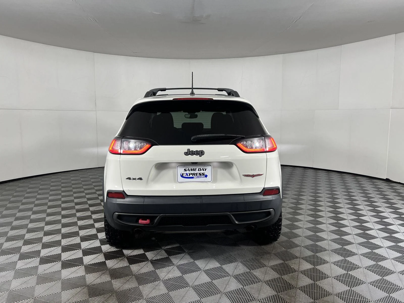 Used 2019 Pearl White Jeep Trailhawk Elite image 9