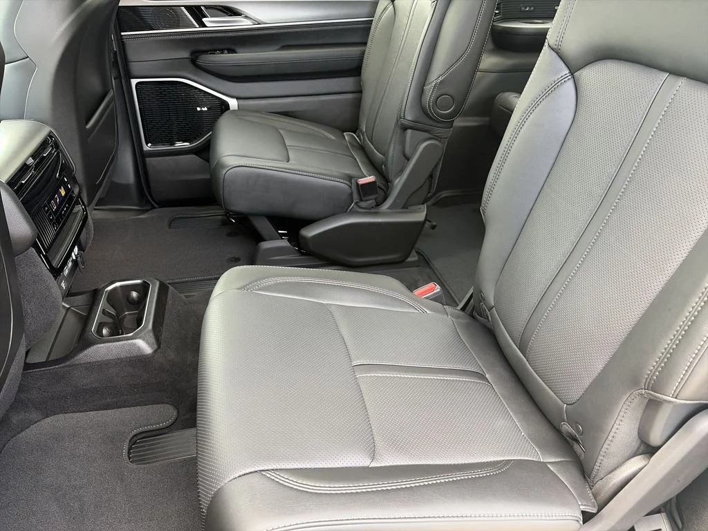 New 2026 Bright White Clear-Coat Exterior Paint Jeep Limited Reserve image 30