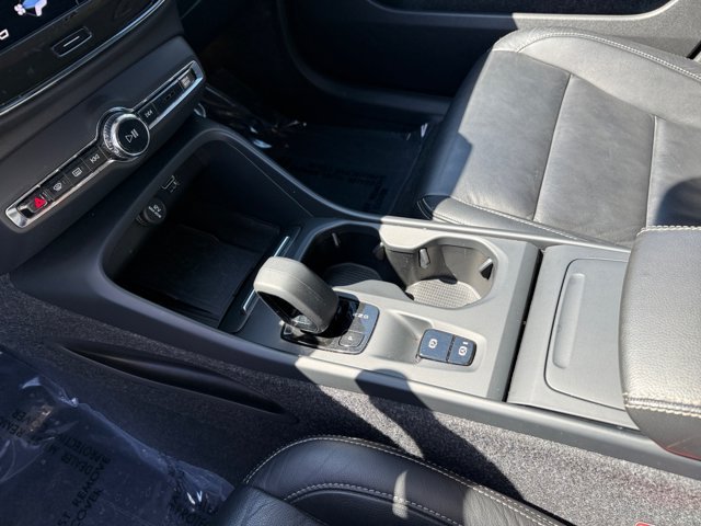 Used 2022 White Volvo Momentum image 13