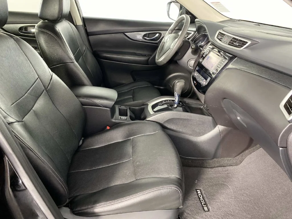 Used 2016 Black Nissan SL image 9