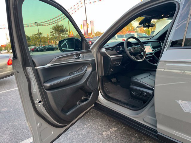 Used 2027 Gray Jeep Limited image 4