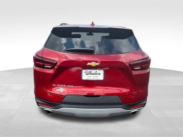 Used 2023 RADIANT RED TINTCOAT Chevrolet LT image 4