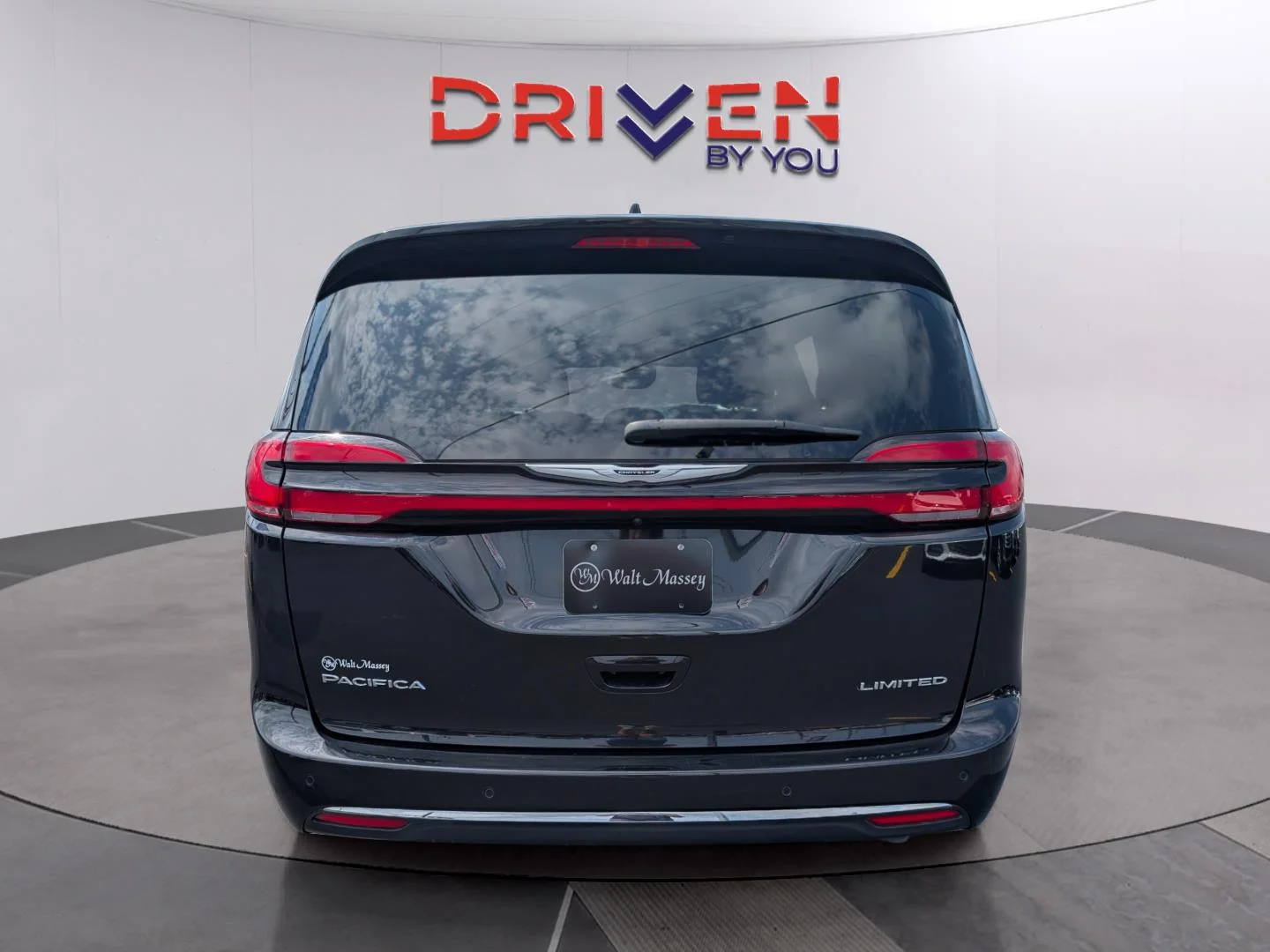 Used 2023 Brilliant Black Crystal Pearlcoat Chrysler Limited image 4