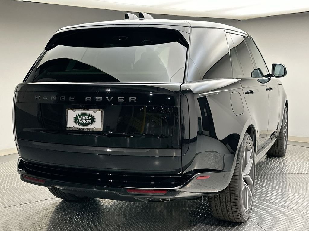 Used 2025 Santorini Black Metallic Land Rover SE image 3